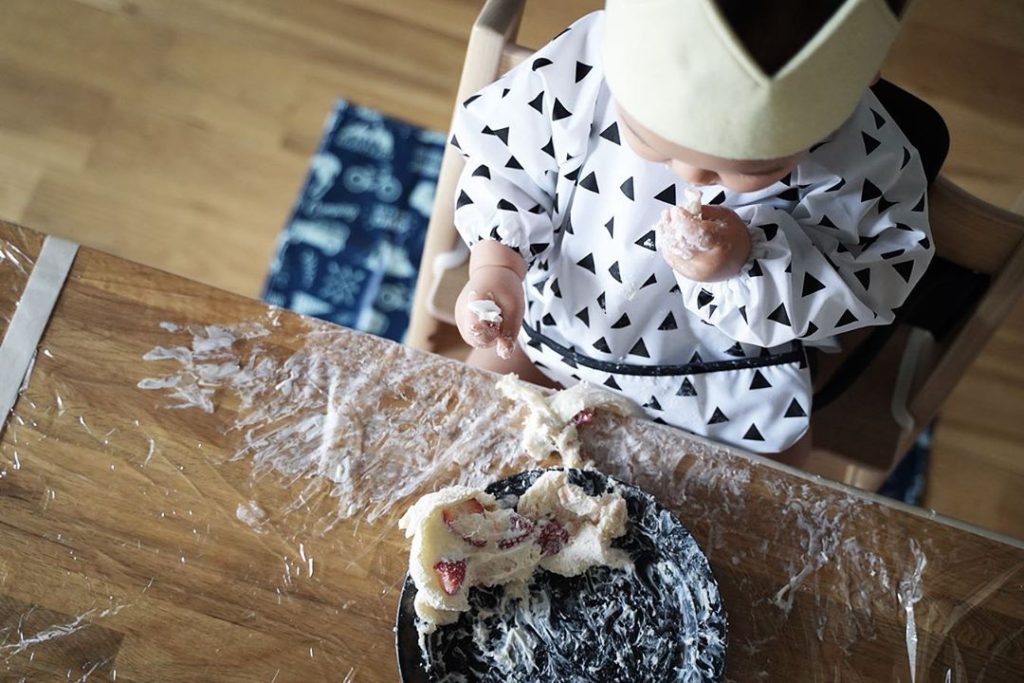 １歳の誕生日 - スマッシュケーキの汚れ対策