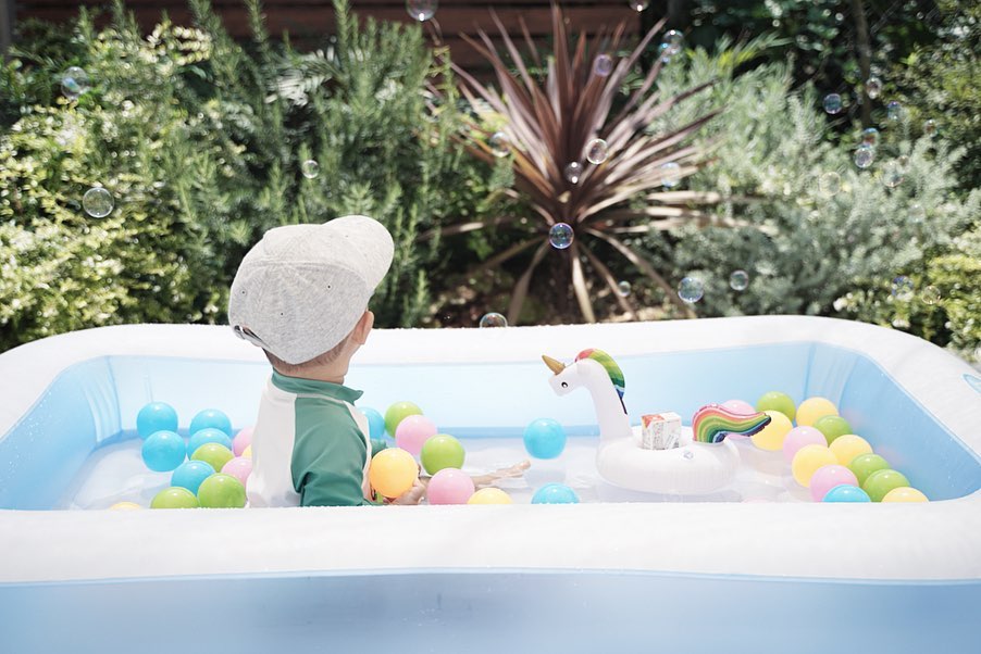 夏の水遊びはおもちゃとシャボン玉で ゆめかわいい おうちプール はなこと こどもとシンプルな暮らしと