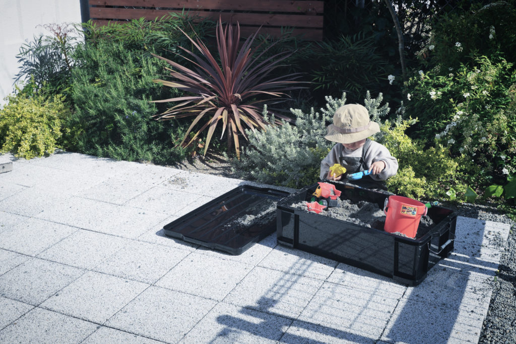 お庭で砂遊びをしたくて。コンテナボックスで簡単に作れる移動式砂場