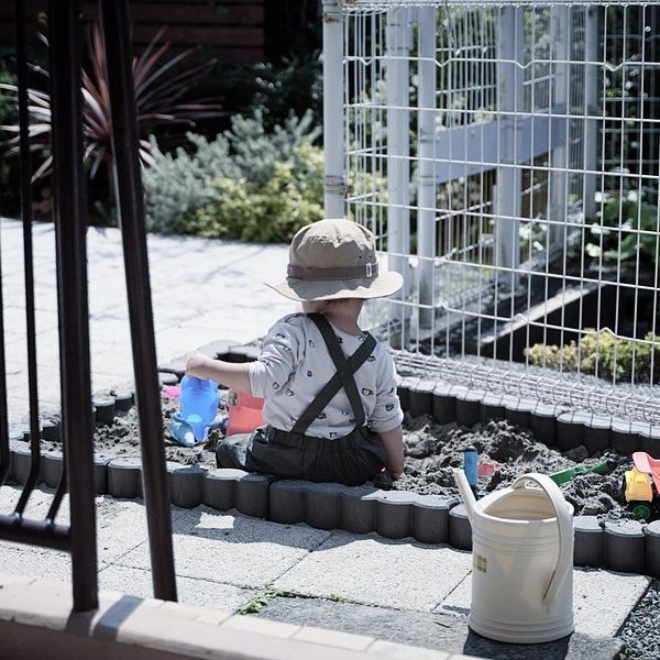 DIY経験がなくても簡単！ガーデンブロックを使って庭におうち砂場を作ろう