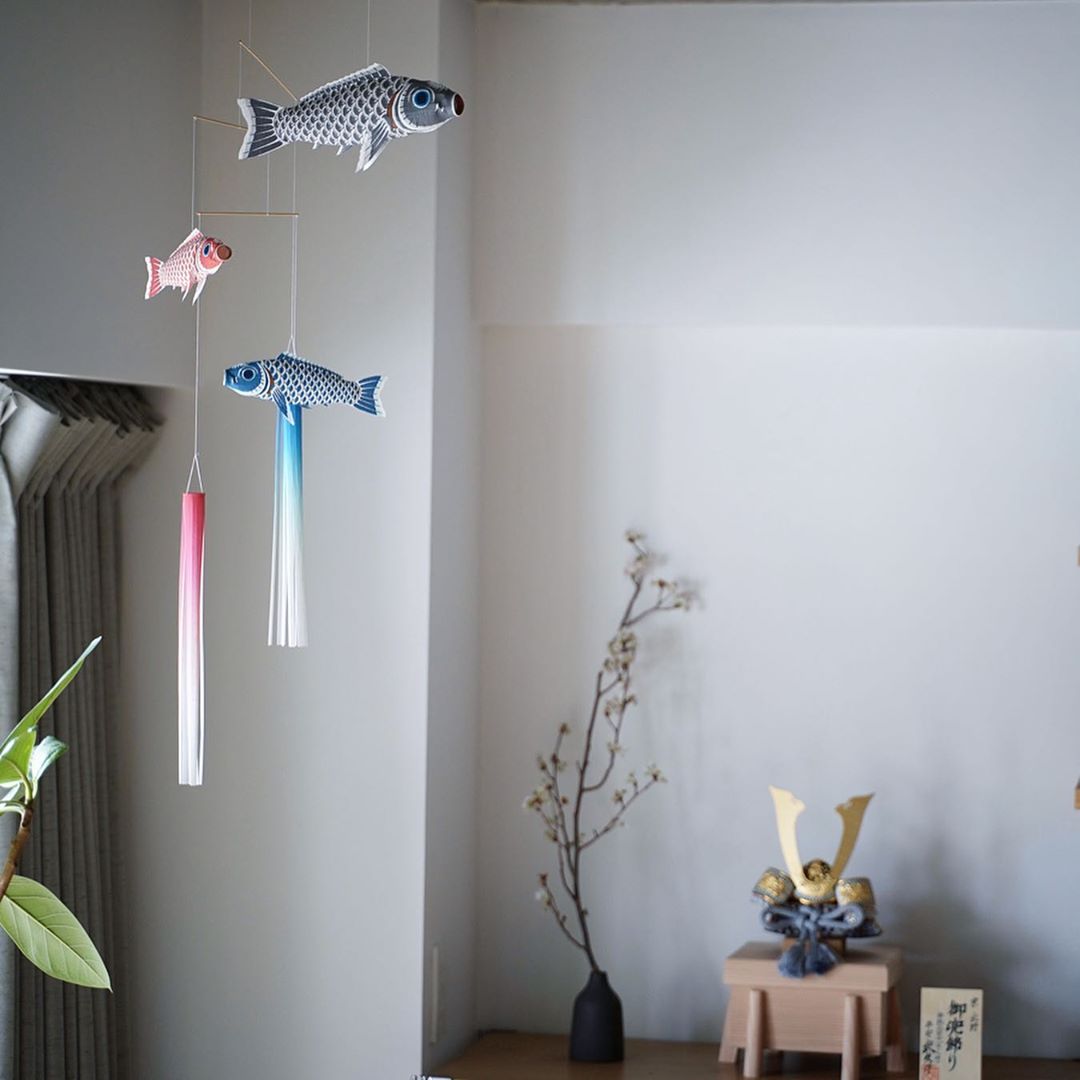 いせ辰さんの江戸モビール – 兜飾りと室内鯉のぼりを飾りました | はな 