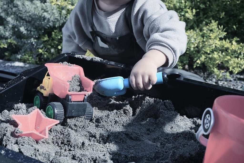 お庭で砂遊びをしたくて。コンテナボックスで簡単に作れる移動式砂場