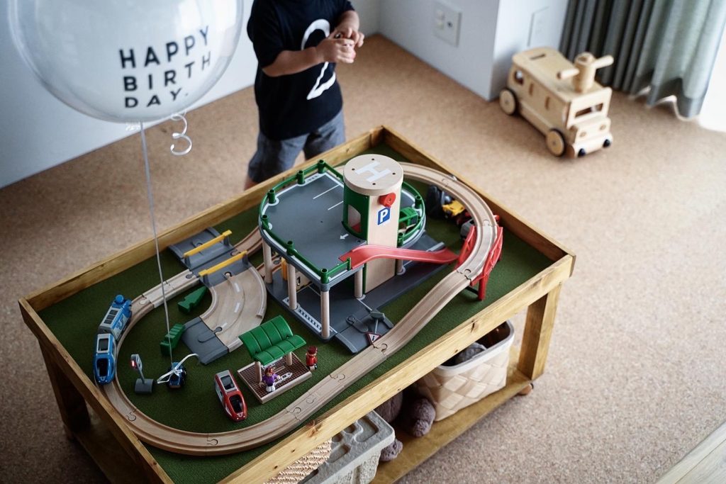プレイテーブルDIY – ２歳の誕生日にBRIOのレールセットと駐車場をプレゼント | はなこと - こどもとシンプルな暮らしと